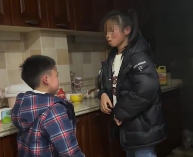 弟弟拿棍子挑衅姐姐，被姐姐一顿教育—这场家庭武戏里的门道