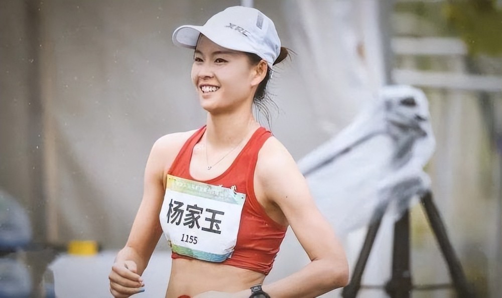 竞走冠军杨家玉逛街，老公直呼走慢点，冠军的步伐，生活的甜蜜