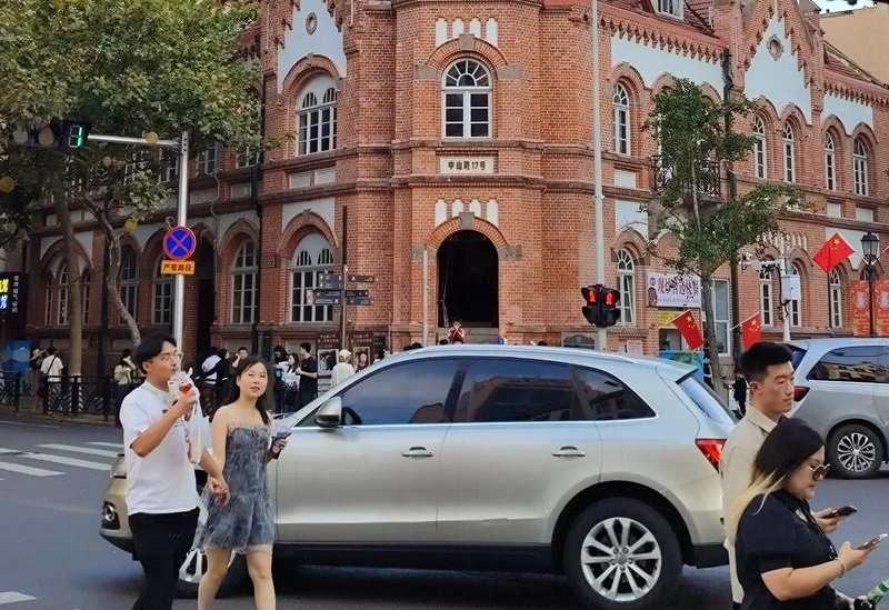 女导游嘲讽游客穷,当地成立调查组,这事到底有多离谱? 女导游嘲讽游客穷,当地成立调查组,这事到底有多离谱?